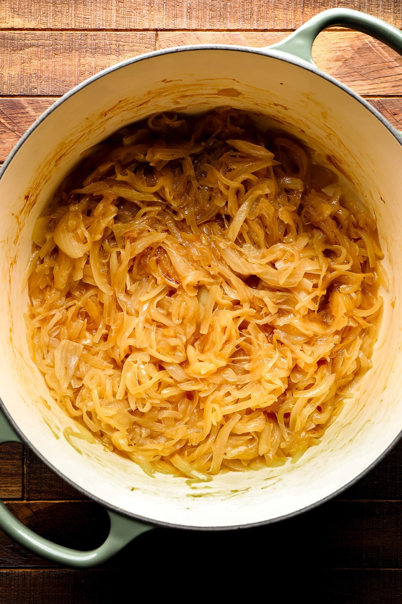 Cook sliced ​​golden onion in a large pot.